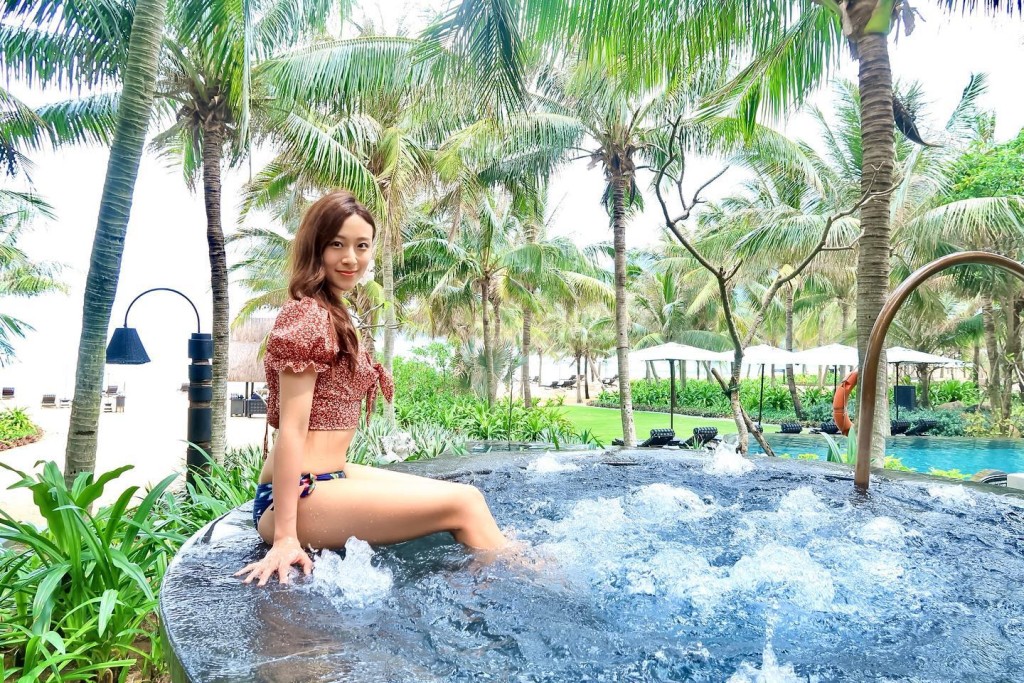 黃愷怡也有開設YouTube頻道，去旅行的vlog泳裝上陣。